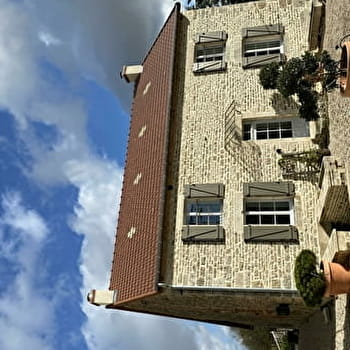 LA GRANGE AUX AVOINES : LA MAISON DE FERME - CHAILLY-SUR-ARMANCON