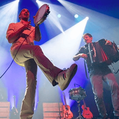 Conférence gesticulée 'de la fourche à la fourchette... Non! L'inverse!!' et concert 'Portos et Dartagan' de la Rue Kétanou